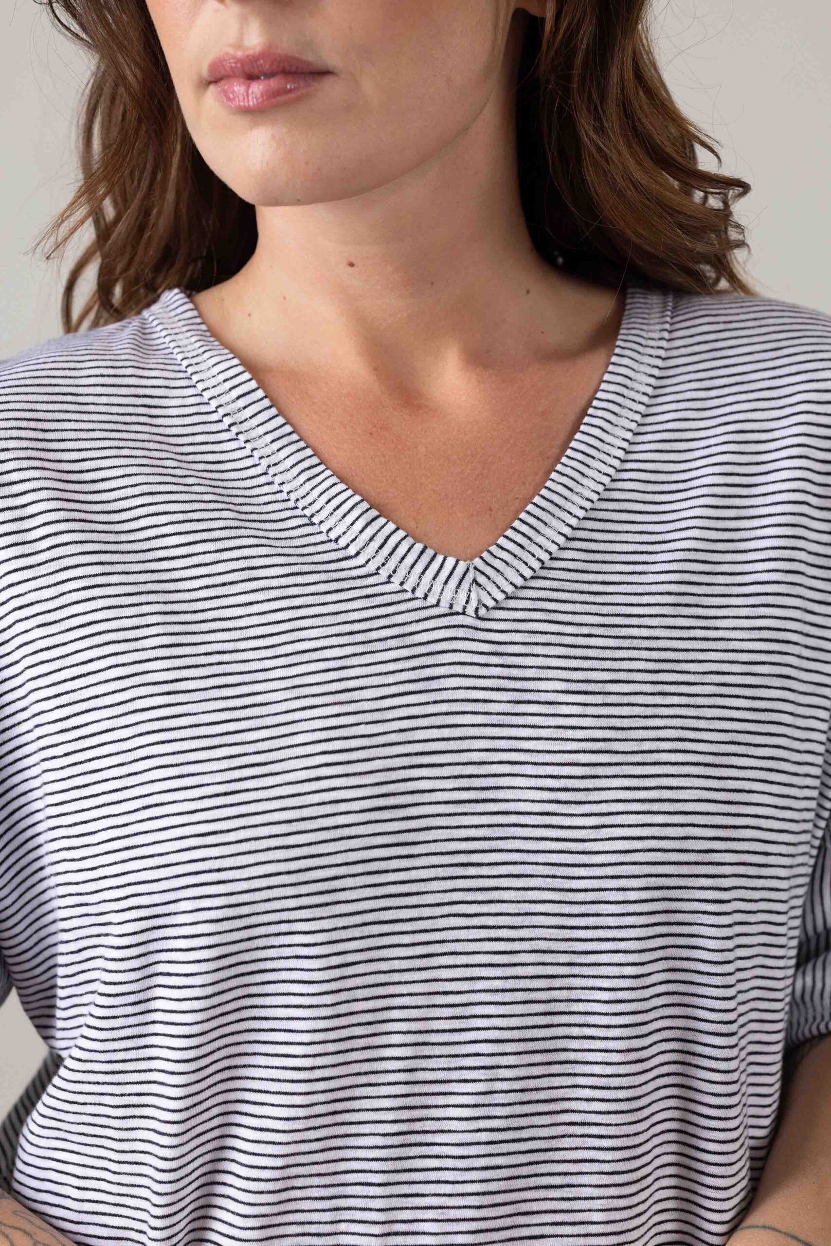 חולצת B&W - Solara – תמונה 5