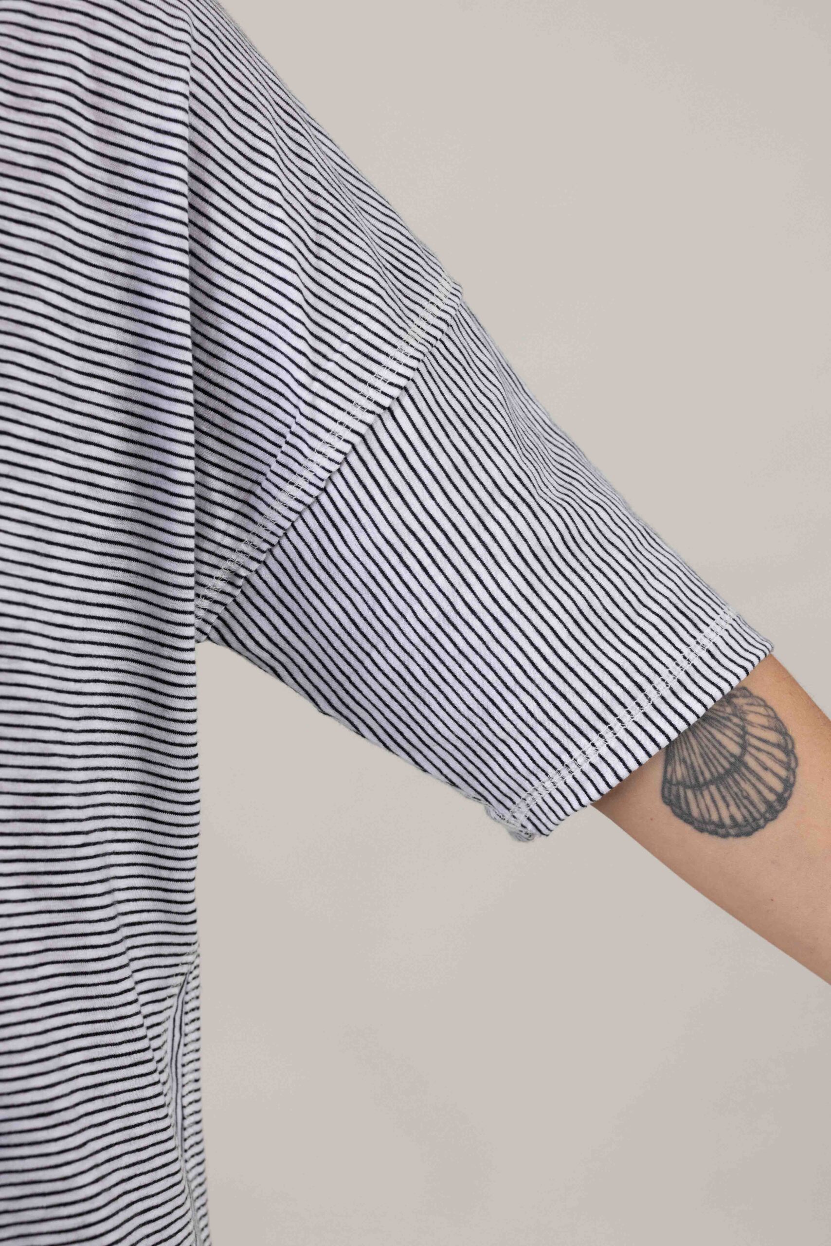 חולצת B&W - Solara – תמונה 6