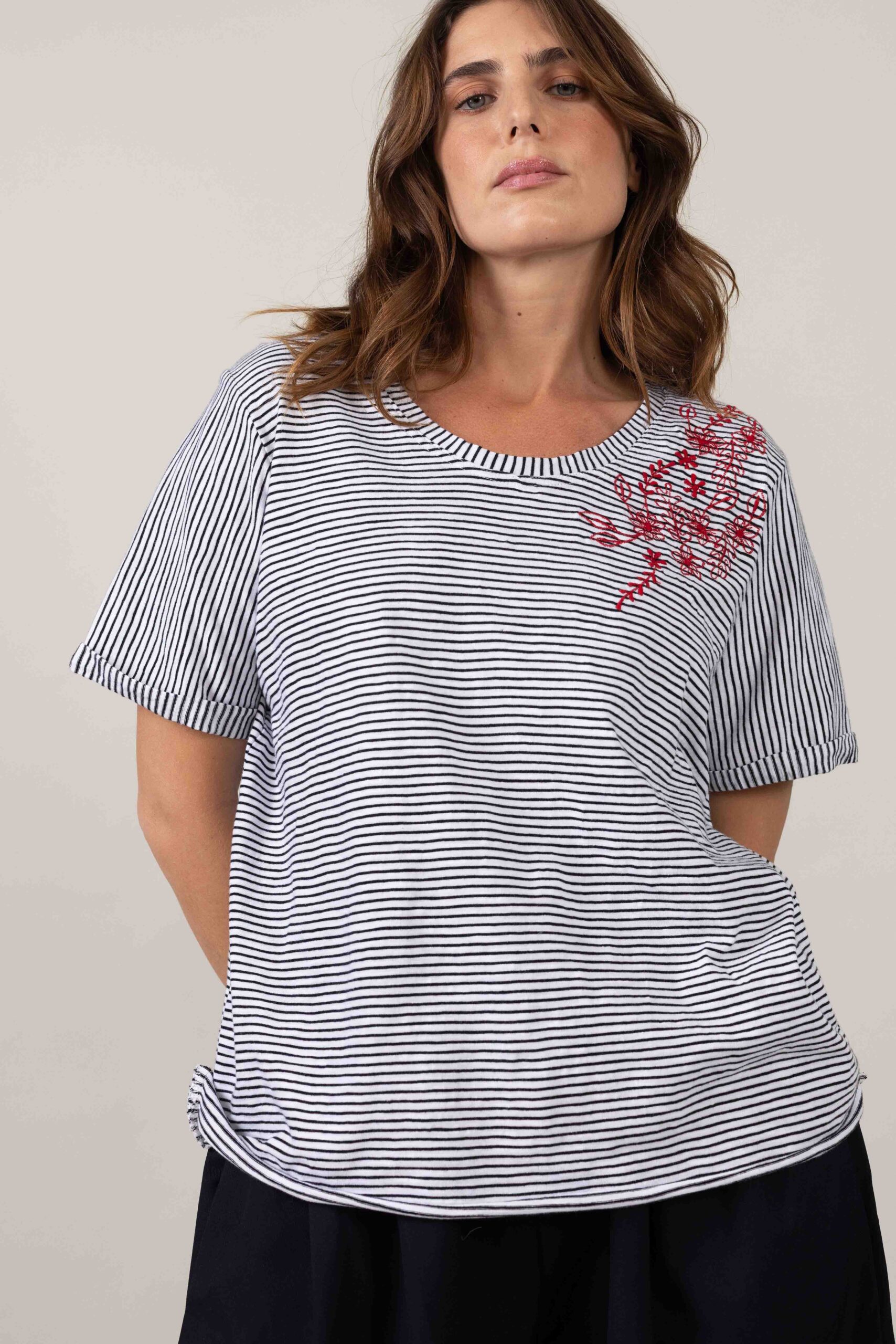 חולצת Embrosa - פסים B&W – תמונה 2