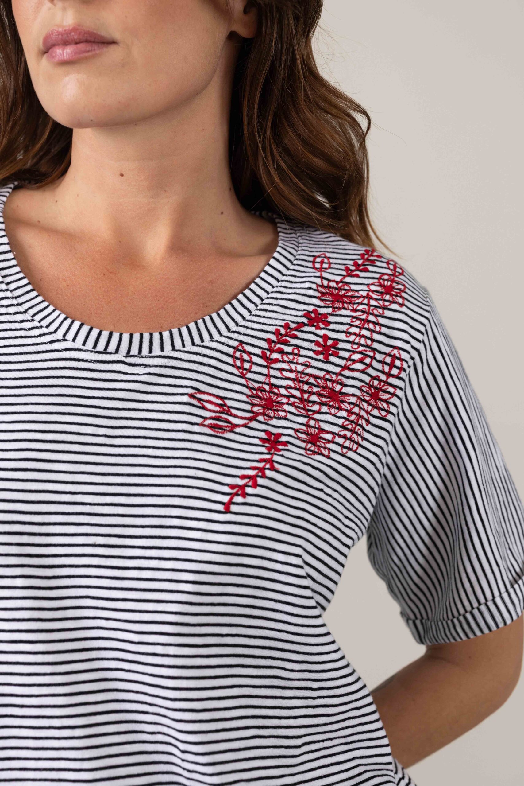 חולצת Embrosa - פסים B&W – תמונה 4