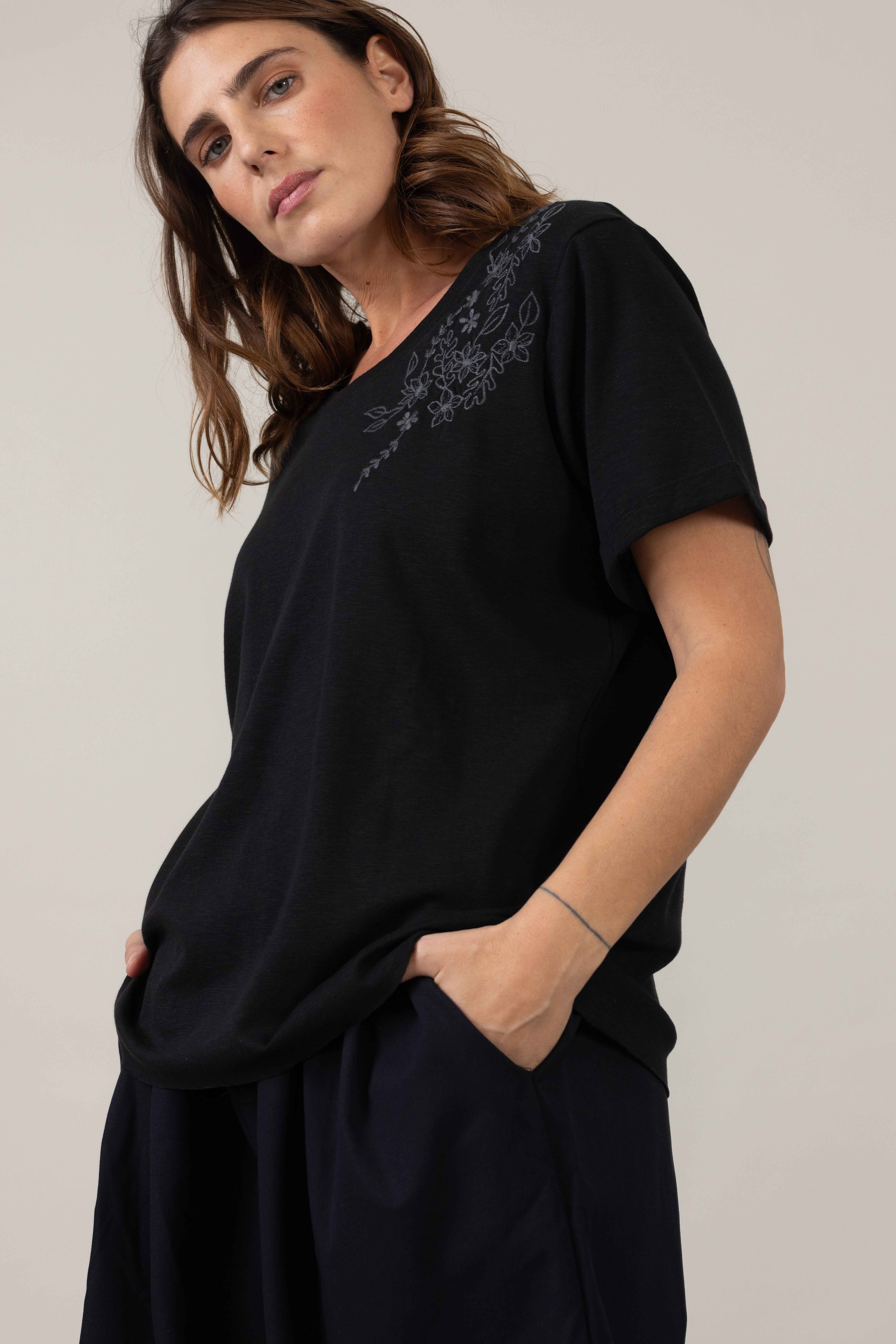 חולצת Black - Embrosa