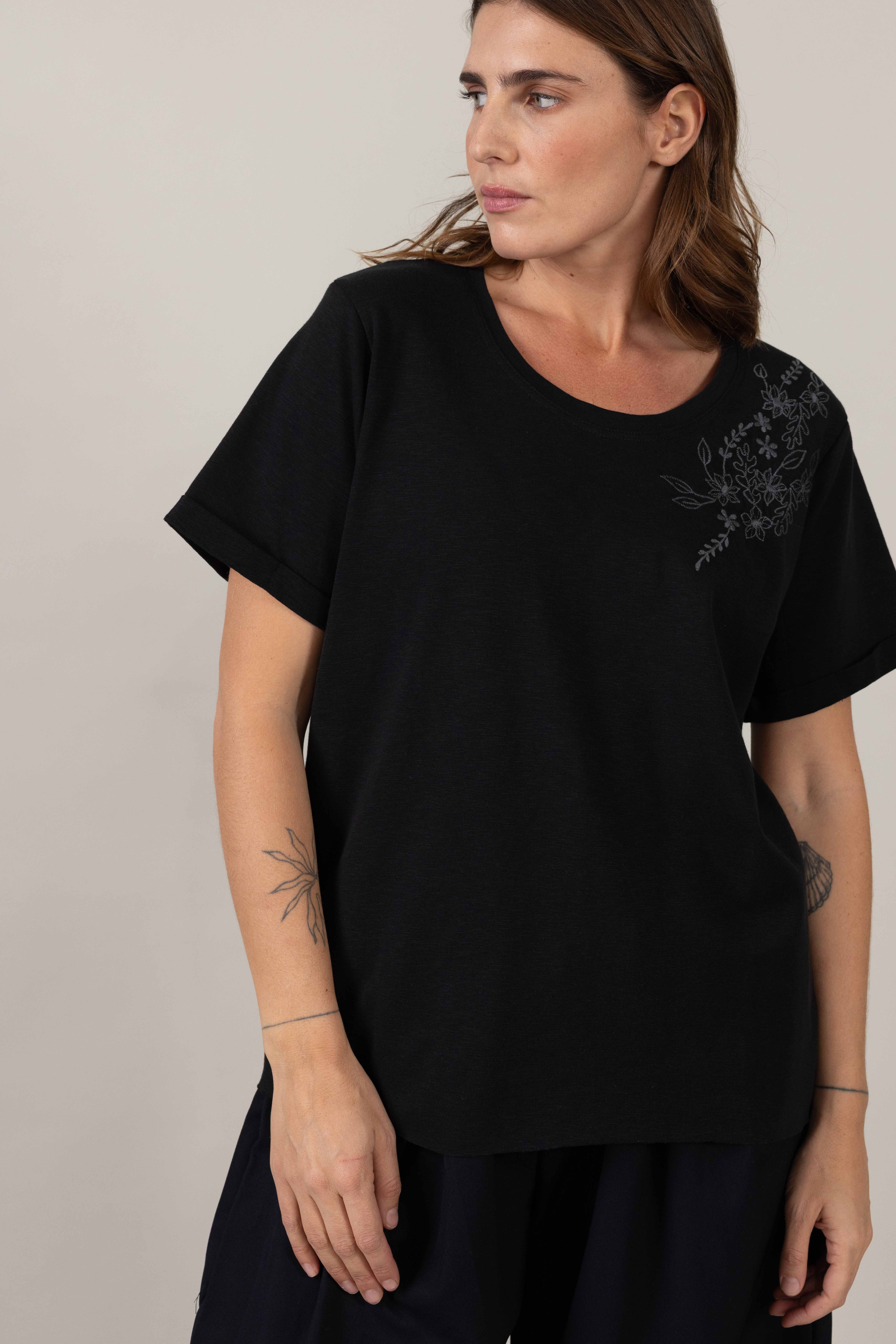 חולצת Black - Embrosa – תמונה 2