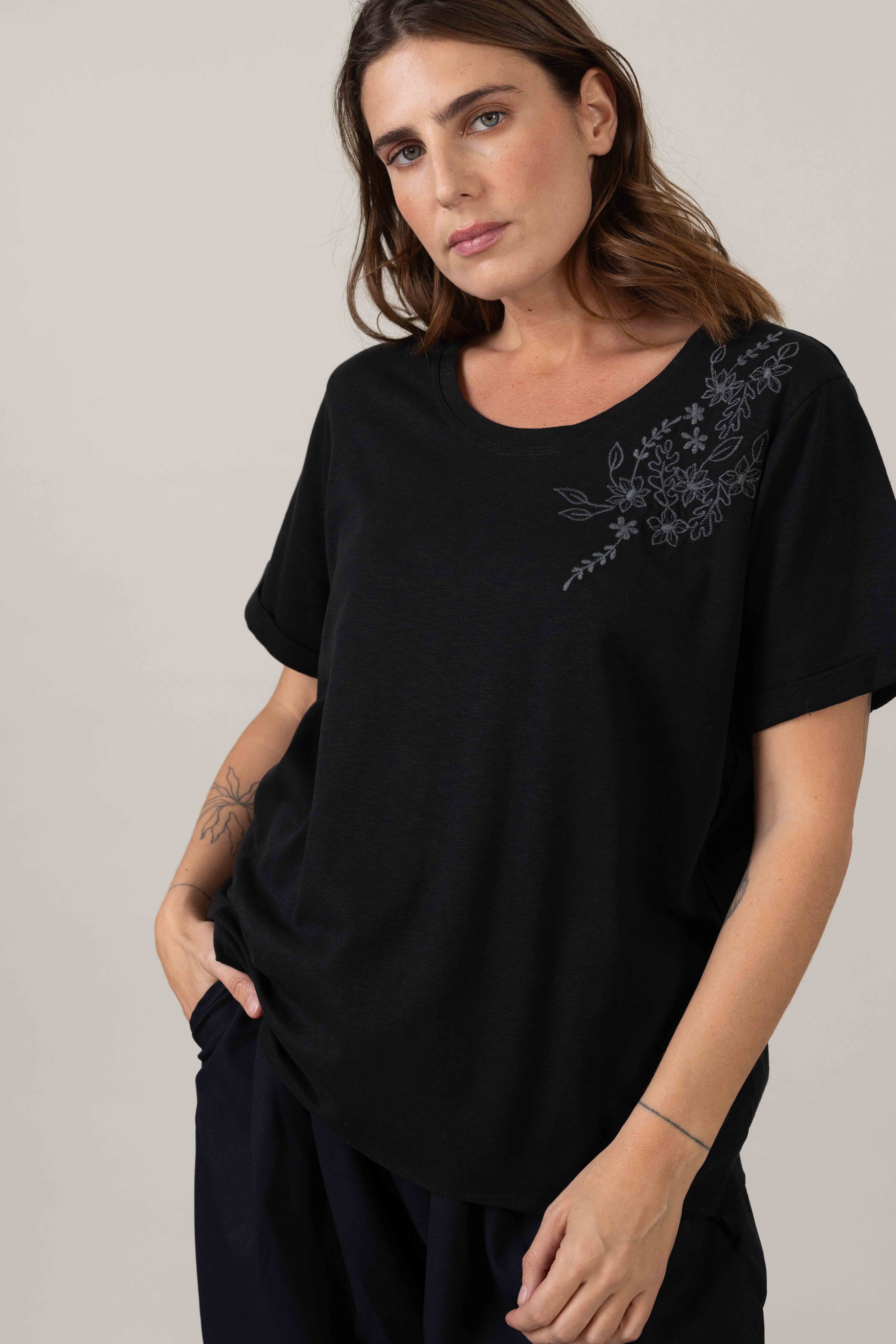 חולצת Black - Embrosa – תמונה 3