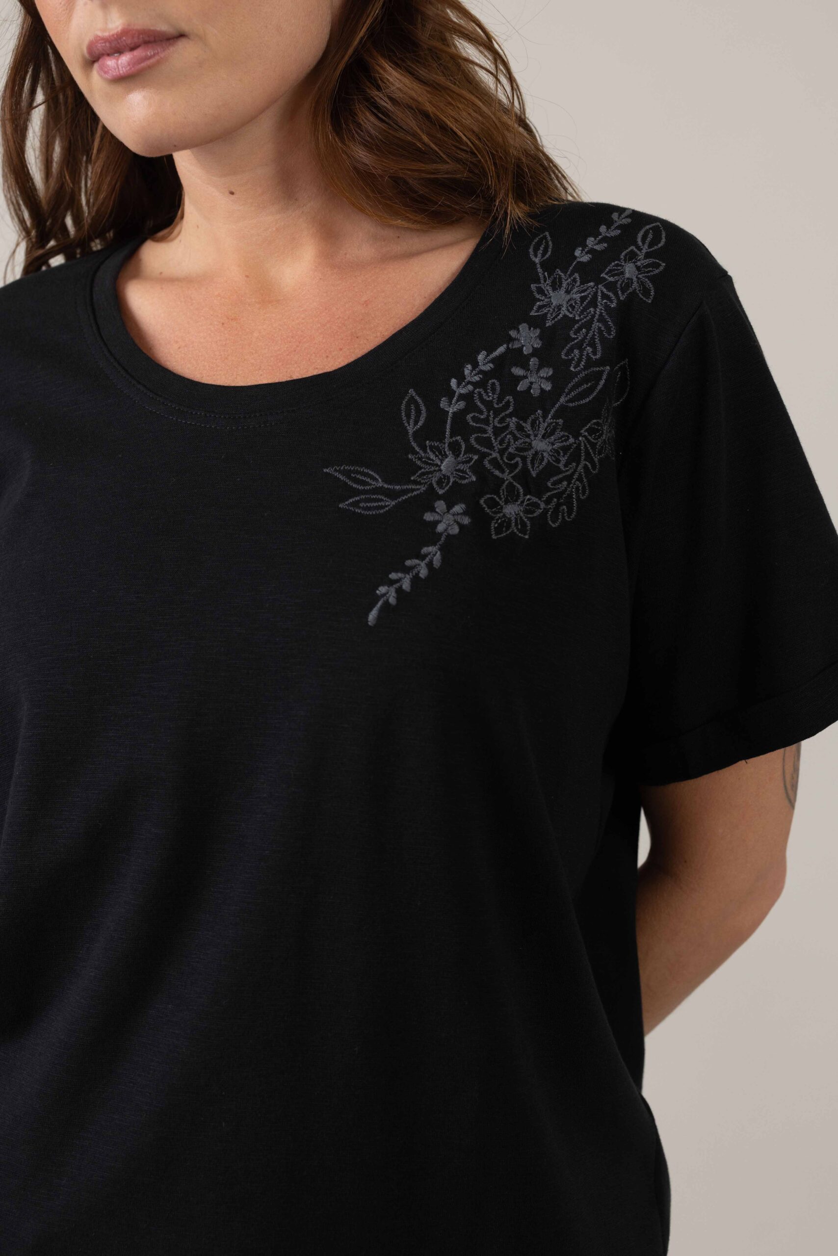 חולצת Black - Embrosa – תמונה 4