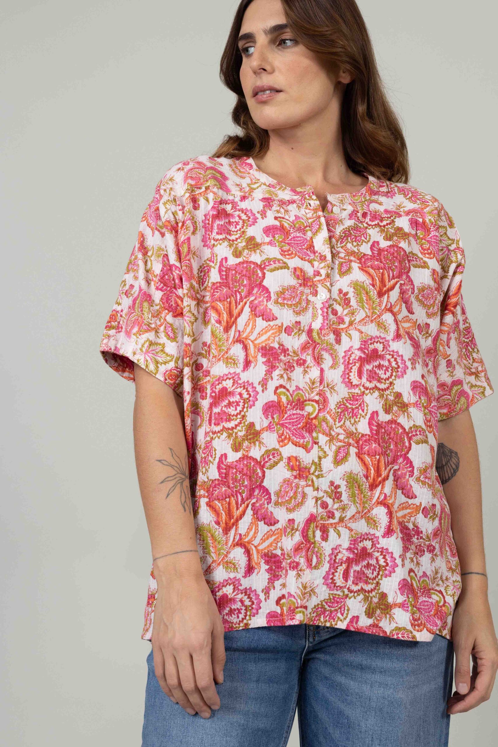 חולצת אלמנט - תיפורים ורוד – תמונה 2