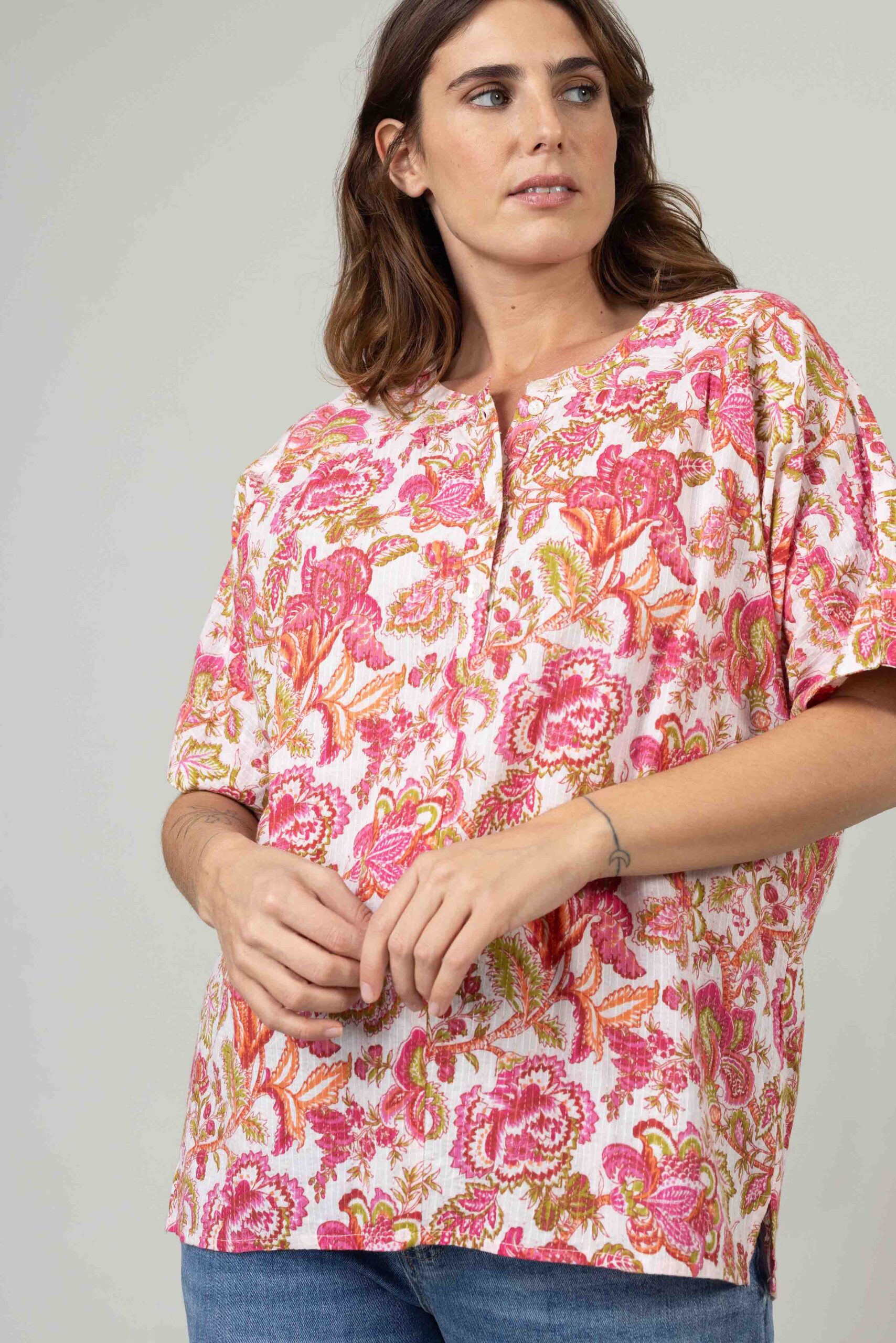 חולצת אלמנט - תיפורים ורוד – תמונה 3