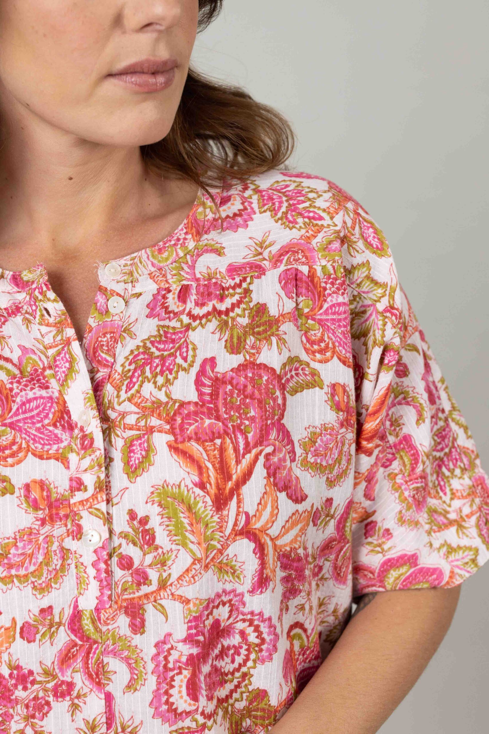 חולצת אלמנט - תיפורים ורוד – תמונה 5