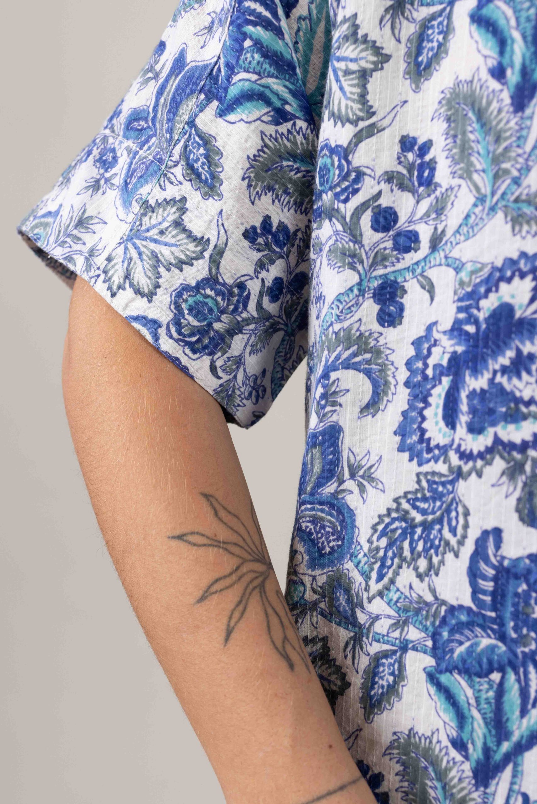 חולצת אלמנט - תיפורים כחול – תמונה 5