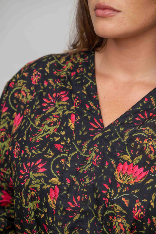 חולצת רוזמרין- Black Floral – תמונה 4