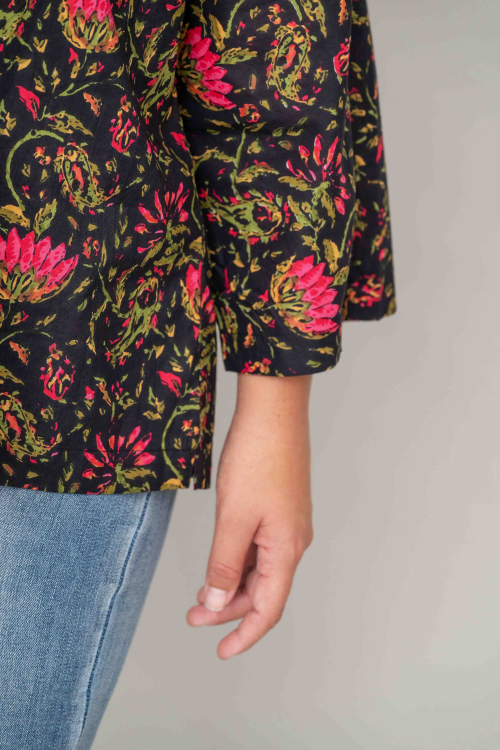 חולצת רוזמרין- Black Floral – תמונה 5