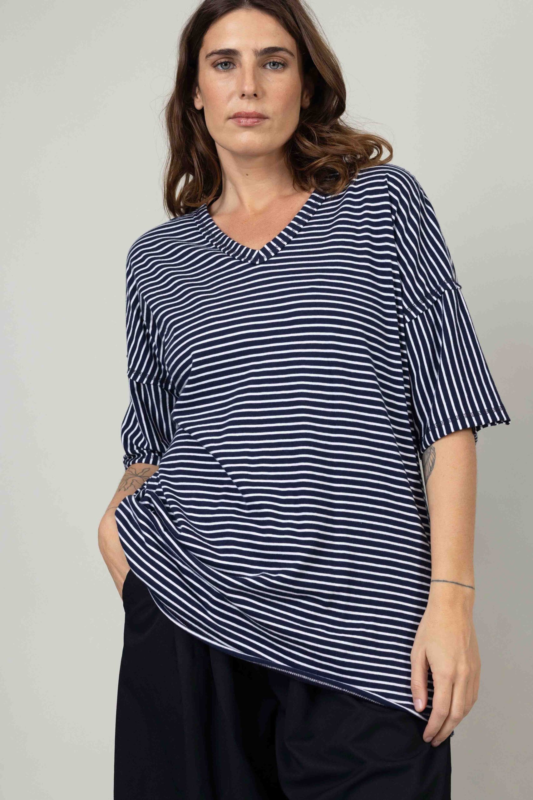 חולצת Solara - נייבי – תמונה 2