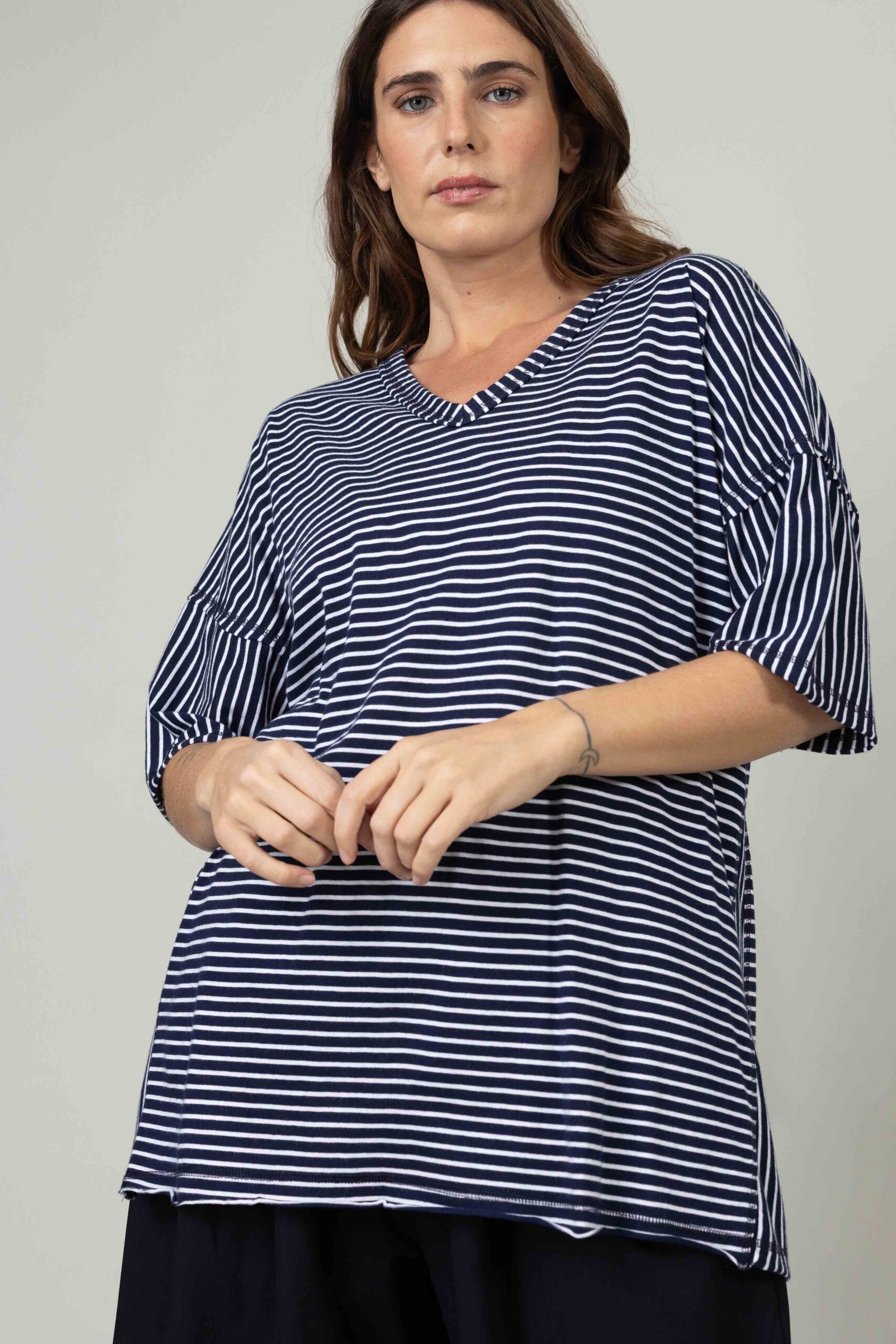 חולצת Solara - נייבי – תמונה 3