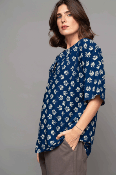 חולצת Magic - פרחים נייבי