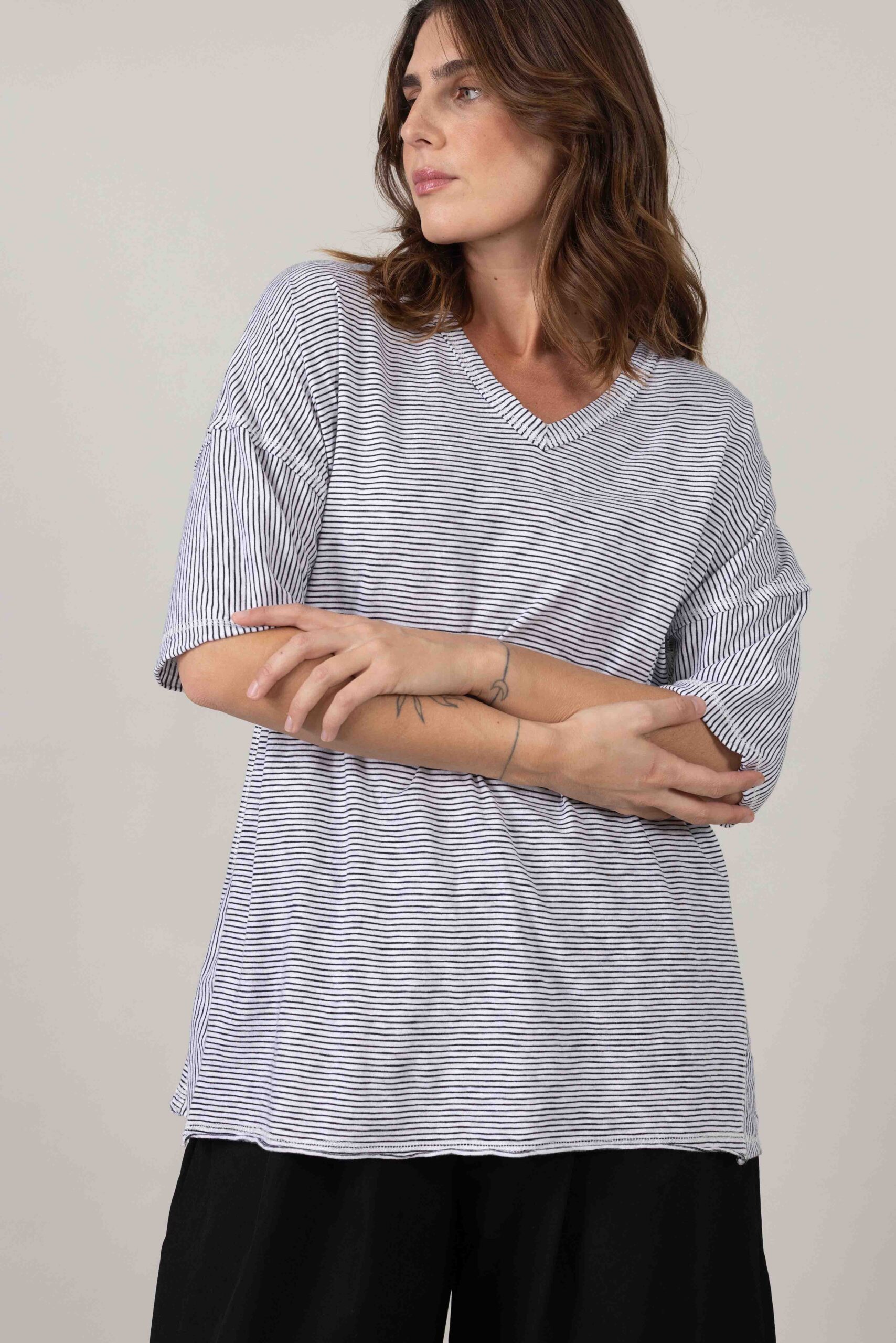 חולצת B&W - Solara – תמונה 3