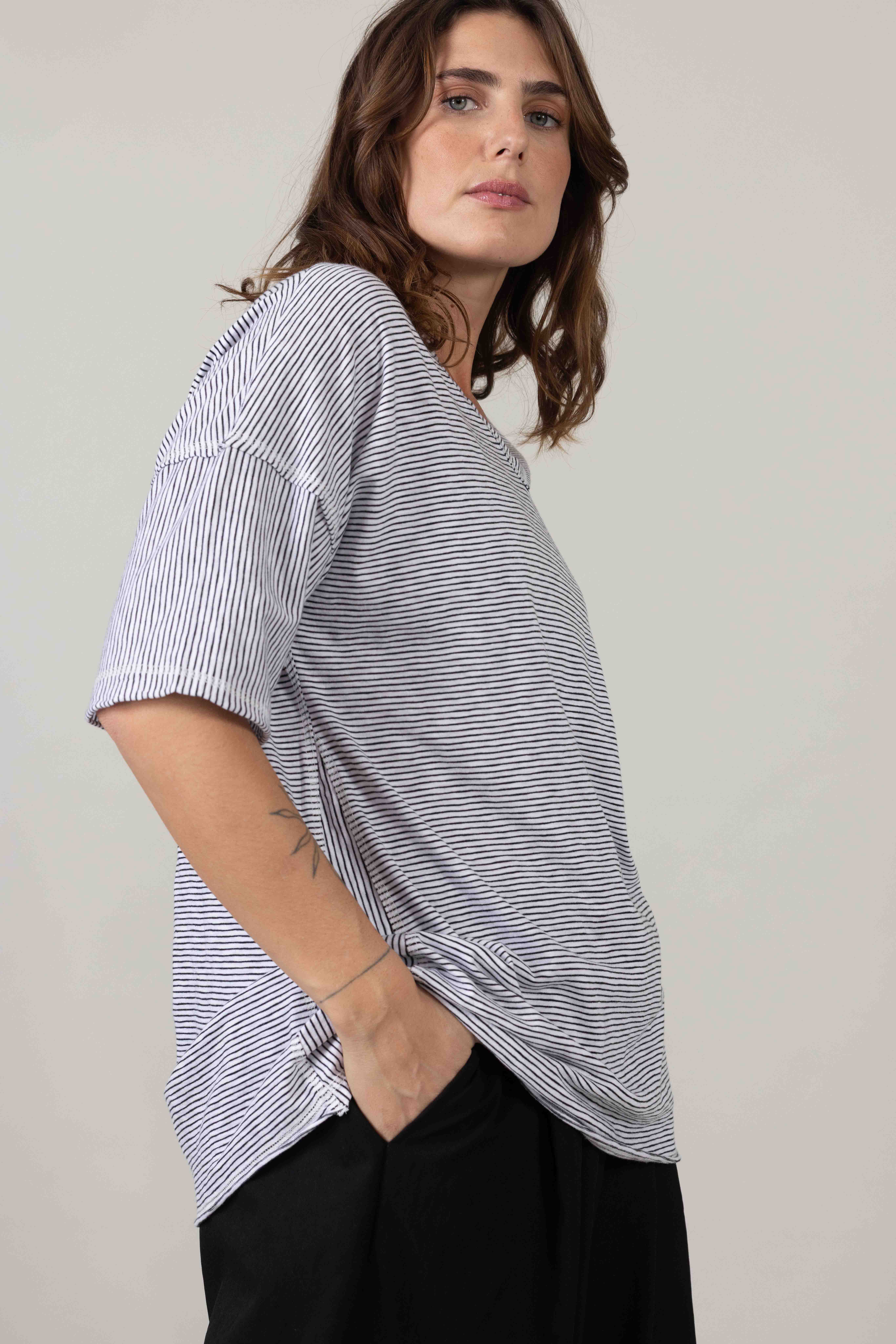 חולצת B&W - Solara – תמונה 4